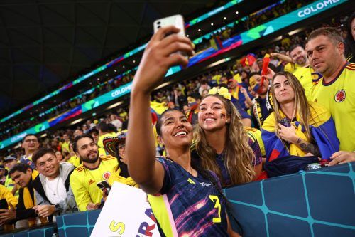 Kolumbiens Spielerinnen feierten den Sieg über Deutschland mit ihren Fans. Unser Bild zeigt Daniela Arias bei einem Selfie mit Zuschauern. Reuters
