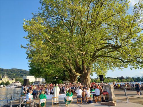 Kommenden Sonntag wird am Molo eine Freiluftabendmesse zelebriert.  pfarre herz jesu