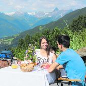 kristberg im silbertal – der genießerberg im montafon Einen erlebnisreichen Ferientag ermöglicht die Kristbergbahn. Für einen optimalen Start in den Tag wird täglich ein Montafoner Bergfrühstück angeboten (Anmeldung unter: 05556 72290). Gut gestärkt bieten sich viele Möglichkeiten: zum Beispiel die zehn sagenhaften Plätze vom Sagenwanderweg mit der Locandy Sagen App erkunden oder den Silberpfad erwandern und das Rätsel vom Silberschatz mit der Silberpfad-Schatzsuche-App lösen.
