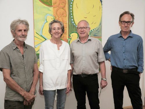 Künstlerin Grete Scherl-Neyer mit Bildungshausleiter Christian Kopf (2.v.r.) und Kurator Hannes Ludescher sowie Vernissageredner Bruno Winkler bei der Ausstellungseröffnung.  SIE (2)