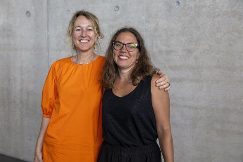 Kulturservice-Leiterin Judith Reichart und Künstlerin Dafna Maimon.