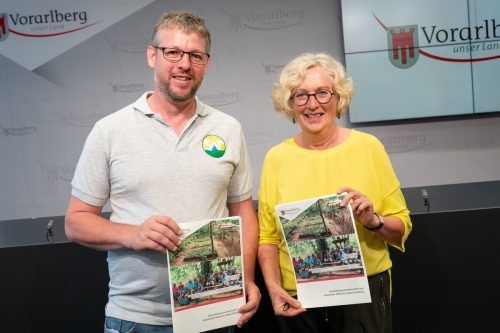 Landesrätin Katharina Wiesflecker und Alexander Wostry sprachen über ein Hilfsprojekt in Tansania. VLK/A.SERRA