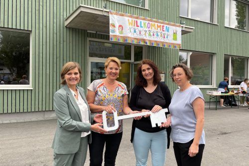 Landesstatthalterin Barbara Schöbi-Fink (v.l.), Bürgermeisterin Andrea Kaufmann, Verena Winkler, Leiterin des Kiga Haselstauden, und Barbara Röser, Direktorin der VS Forach.  Stadt