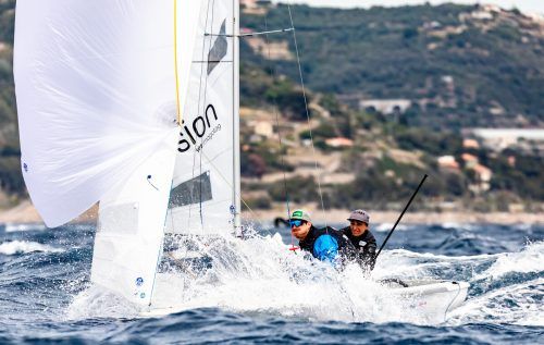Lara Vadlau und Vorschoter Lukas Mähr befinden sich bei den Pre Olympics weiter in Lauerstellung und starten als Neunte in das Medal Race. World Sailing
