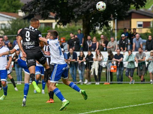 LASK-Spieler Marin Ljubicic setzt sich im Kopfballduell gegen den Röthner Livio Stückler durch. gepa/3