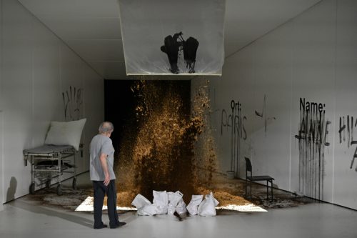 „Liebe (Amour)“ nach Michael Haneke feierte eine umjubelte Premiere im Salzburger Landestheater. APA/BARBARA GINDL