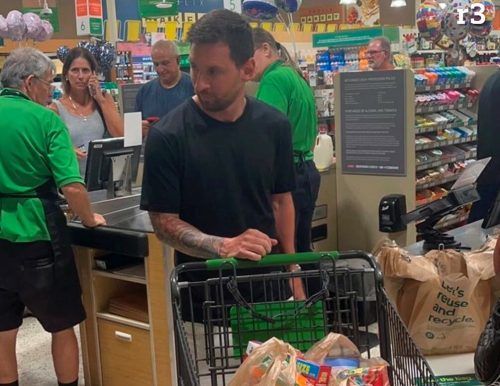 Lionel Messi beim Einkaufen in Miami (USA). In wohl jedem anderen Land der Welt würde ein Besuch des mit besten Spielers aller Zeiten zu Tumulten führen, nicht in den USA. twitter