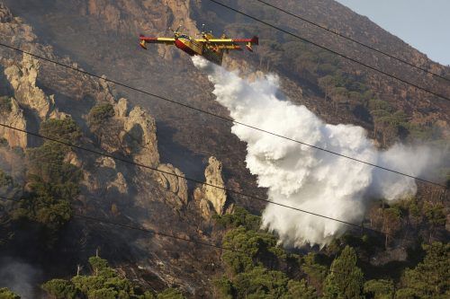 Löschflugzeuge unterstützen die Einsatzkräfte beim Eindämmen der Flammen. AP