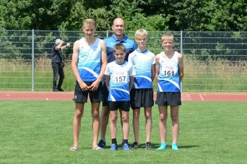 Lorenz Wirth, Valentin Pöllmann, Linus Oblak, Julius Wirth mit Trainer Gerhard Gmeiner (v. l.).  TSL