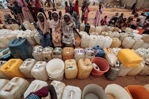 Mädchen, die vor der Gewalt in der sudanesischen Region Darfur geflohen sind, warten bei einer Wasserstelle in Adre, Tschad. AFP