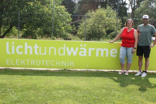 Magdalena Wöß und Bernhard Burtscher präsentieren den neuen Namenssponsor. VN-TK