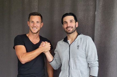 Manuel Sutter bei der Präsentation mit Trainer Michele Poverino. VN