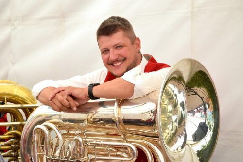 Marcus Wachter war als Musikant mit seiner Tuba dabei. sco (2)