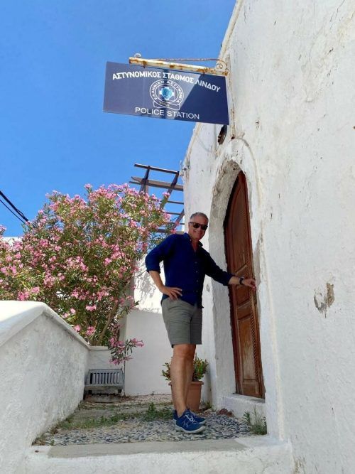 Mario Leiter vor einer Polizeistation auf der griechischen Insel Rhodos.
