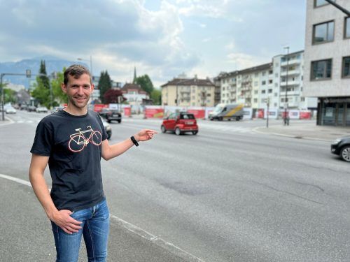 Martin Mäser fordert einen Zebrastreifen auch nördlich der Kreuzgasse. VN-pes (2)