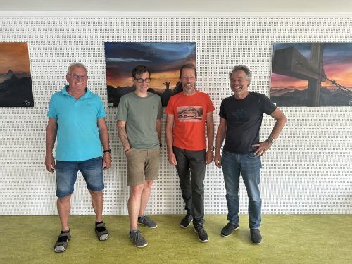 Mathis ist der neue Geschäftsführer des Alpenvereins Vorarlberg: Adalbert („Adi“) Burtscher, Finanzreferent des Alpenvereins, Mike Mathis, Rainer Schlattinger (bisheriger Geschäftsführer), Andi Schmidt (Obmann des Alpenvereins, v. l.).