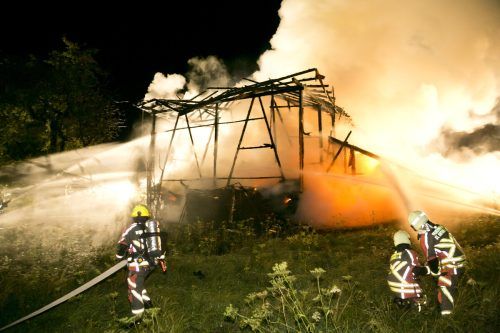 Mehrere Feuerwehren bekämpften den Brand des Stallgebäudes, dessen vollständige Zerstörung jedoch nicht mehr verhindert werden konnte.  d. mathis