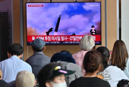 Menschen verfolgen in Seoul einen Bericht über den jüngsten Test.  AP