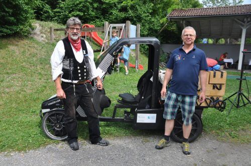 Michel Helftrich und Harry Mark vor dem E-Vollkabinenfahrrad. hab