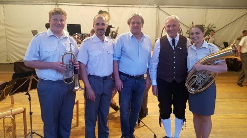 Militärkapellmeister Major Wolfram Öller, Bürgermeister Frank Matt und Ehrenvorstand Wolfram Baldauf freuen sich zusammen mit der Militärmusik Vorarlberg über zahlreichen Besuch.  bms (2)