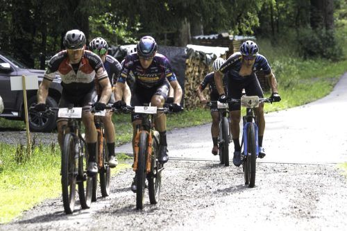 Mit der zweitbesten Zeit in der Tageswertung verteidigte der Dornbirner Daniel Geismayr (2. v. l.) seinen Titel und kürte sich nach 2018, 2019 und 2022 zum vierten Mal zum MTB-Staatsmeister auf der Marathondistanz. Thomas Bader