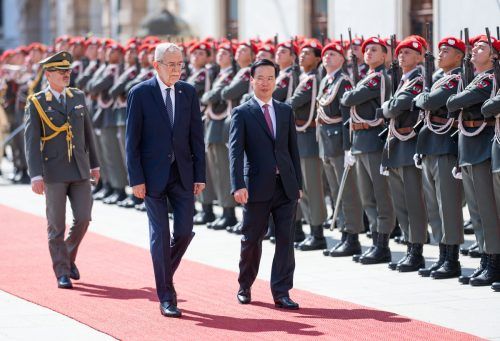 Mit militärischen Ehren empfing Bundespräsident Alexander Van der Bellen (l.) seinen Amtskollegen aus Vietnam, Vo Van Thuong, in Wien. APA
