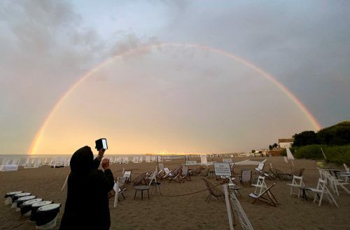 Nach starken Regenfällen fotografiert eine Frau den imposanten Regenbogen im polnischen Sopot. Reuters