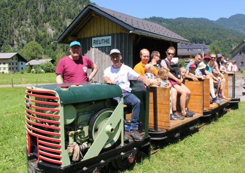 Neben Hunderten Oldtimern auf der Straße hatten Gäste aus Zwischenwasser sogar eine mobile „Straßenbahn“ nach Reuthe gebracht.  STP (2)