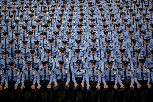 Neue Mitglieder der kosovarischen Polizei nehmen an der Abschlussfeier in Prishtina teil. AFP
