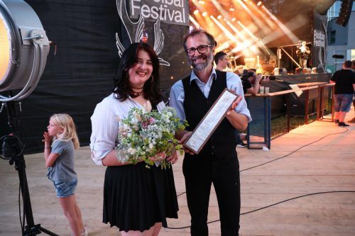 Newcomerin Vanja Simsic mit Juror Josef Winkler.