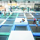 Next Level Fun im neuen Funpark Tanoshii in Altstätten Im größten Funpark der Ostschweiz tauchen die Besucher auf über 4000 Quadratmetern ein in eine andere Welt. Von High Performance Trampolinen und einer AirTrack Arena über endlos scheinende Trampolinfelder bis hin zu Virtual Reality Action - im neuen Tanoshii Funpark in Altstätten ist für jeden und jede etwas dabei!