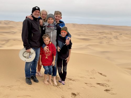 Nicht ohne meine Familie: Das Bild zeigt die Krainers in der Wüste von Namibia.
