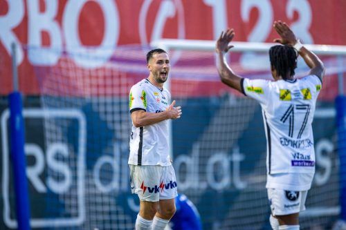 Nosa Edokpolor (rechts) läuft in Richtung des Siegtorschützen Lukas Fadinger. Der 22-Jährige, von Hartberg gekommen, rettet Altach vor einer Cup-Blamage. Celina Meier
