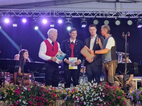 Obmann Karl Netzer, Festobmann Stefan Marlin, Bürgermeister Josef Lechthaler und Franz Xaver Himmer auf der Bühne. est (2)
