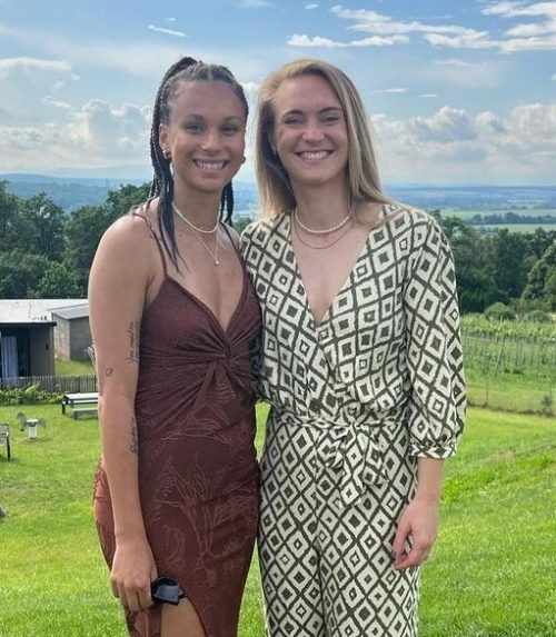ÖFB-Kapitänin Sarah Puntigam und Ehefrau Genessee ziehen in die USA um. insta/saripu