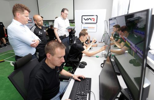 Österreichs Schiedsrichter bei der VAR-Schulung kurz vor Saisonbeginn. gepa