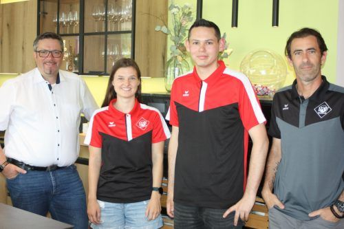Olina-GF Markus Tschohl, Laura Wagner, SL Manuel Dobler und Neotrainer Christian Mendes hoffen auf sportlich bessere Zeiten im Rankweiler Frauenfußball.  VN-TK