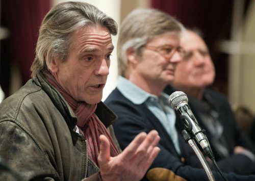 Peter Bieri mit Jeremy Irons bei der Pressekonferenz zur Verfilmung von „Nachtzug nach Lissabon“. Keys./AP/dapd