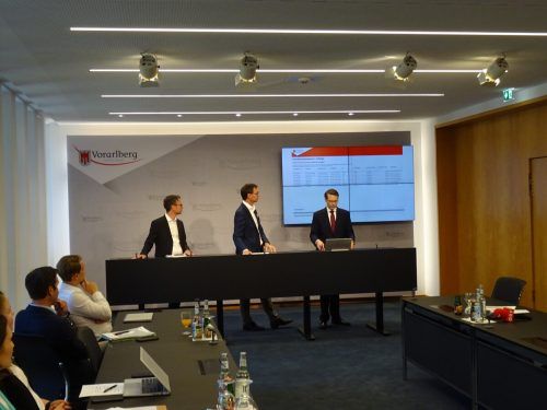 Philipp Abbrederis (r.) erläuterte die Eckpunkte des Projekts.  Land