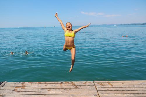 Pia aus Bregenz ist im Sommer, so oft es geht, am See. Ihr Spezialgebiet? Sprünge vom Steg an der Pipeline.