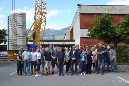 Politiker, Handwerker und Lehrende an der Mittelschule Nenzing feierten den symbolischen Spatenstich.  EM