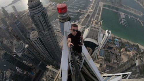 „Remi Enigma“ zeigte sich auf Instagram bei waghalsigen Aktionen auf Wolkenkratzern. In Hongkong kostete ihn das nun das Leben.  instagram