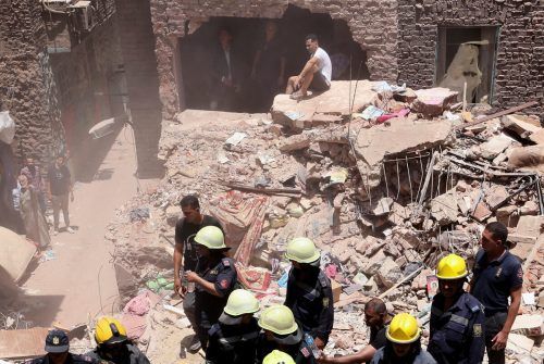 Rettungskräfte suchten am Montag in Kairo nach Verschütteten.  reuters
