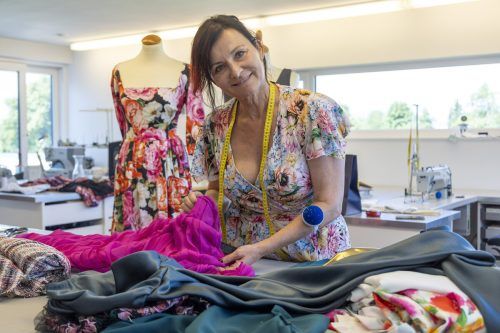 Sigrun Mager-Brändle hat kurz vor der Festspieleröffnung alle Hände voll zu tun.  VN/Paulitsch