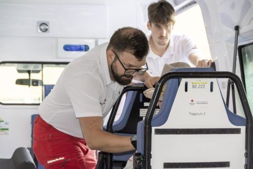 Sorgfältig wird darauf geachtet, dass der Patient gut sitzt. 