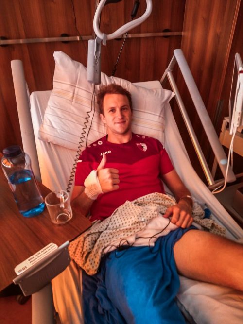 SPG Egg/Andelsbuch-Spielertrainer Stefan Schneider nach der Operation. privat