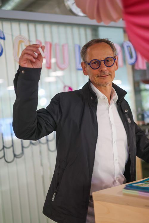 Sprickler lässt die Kreide fallen und nimmt sie nicht wieder auf. Er war elf Jahre Direktor an der Volksschule Haselstauden.