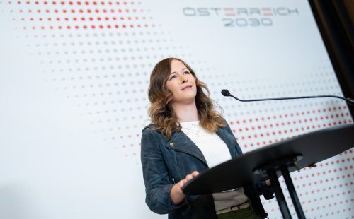 Staatssekretärin Plakolm präsentierte aktuelle Zivildienst-Zahlen. APA/Hochmuth