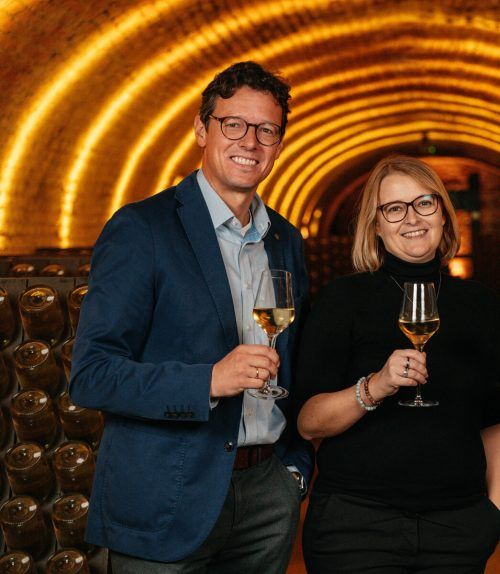 Stoßen auf eine erfolgreiche Zukunft an: Schlumberger-Chef Zacherl und Kellermeisterin Aurore Jeudy. FA/Darabos