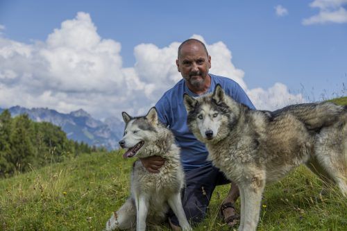 Toni Kuttner tut sich selbst und anderen mit seinen Hunden viel Gutes. VN/Paulitsch